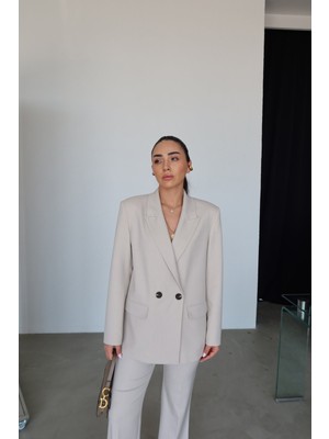 Özge Özgenç Kapak Cepli Blazer Ceket