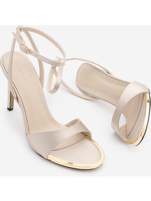 Marjin Kadın Oval Burun Bilekten Bağlamalı Altın Metal Çerçeve Klasik Topuklu Sandalet Dospin Bej Saten