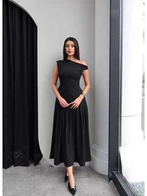 Esra Helvacı Kayık Yaka Pileli Elbise