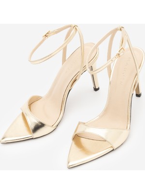 Marjin Kadın Sivri Burun Bilekten Bağlamalı Bantlı Ince Klasik Topuklu Sandalet Lokes Altın