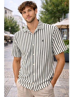 İnce Moda Giyim Erkek Kısa Kollu Çizgili Kamp Yaka Gömlek – Dokulu Kumaş, Modern Kesim (Ekru-Siyah / Siyah-Beyaz)