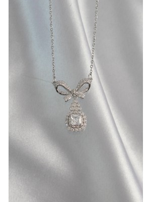 Eco Lounge 316L Çelik Gümüş Renk Fiyonk Detay Zirkon Taşlı Tektaş Kolye