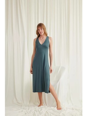 Marsilyan Yakası ve Sırtı Dekolteli Dantelli Yırtmaçlı Gecelik