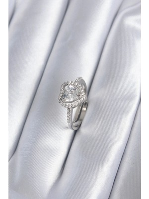 Ietaks™ Pirinç Gümüş Renk Zirkon Taşlı Kalp Charm Model Kadın Yüzük