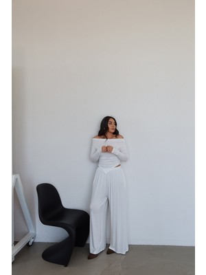 Özge Özgenç Asimetrik Kesim Crop Bluz Pantolon Takım