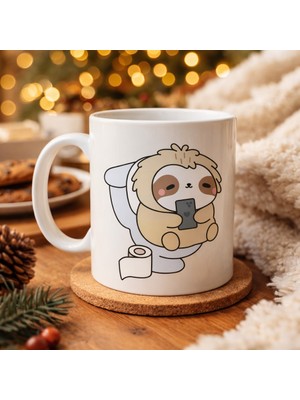 Uravas Store Tembel Hayvan Tasarımlı Porselen Kupa Model 108 – Telefonla Takılan Sevimli Sloth Desenli Eğlenceli