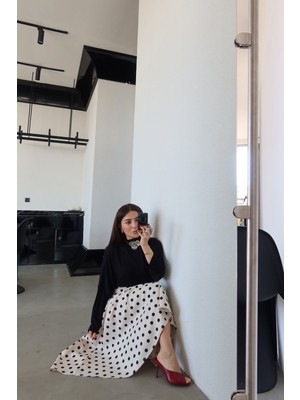 Özge Özgenç Puantiyeli Saten Etek