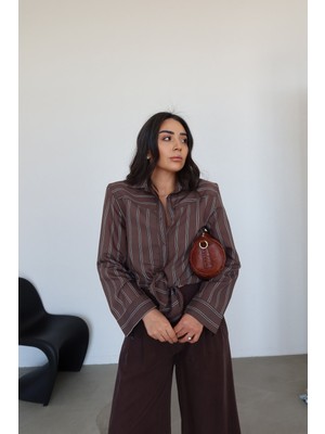 Özge Özgenç Çizgli Omuzu Vatkalı Gömlek