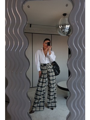 Özge Özgenç Pile Detaylı Dökümlü Ekose Pantolon