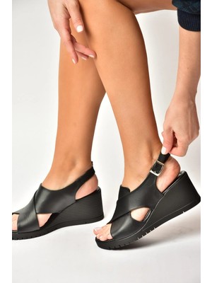Fox Shoes Y555340503 Siyah Hakiki Deri Dolgu Tabanlı Kadın Sandalet