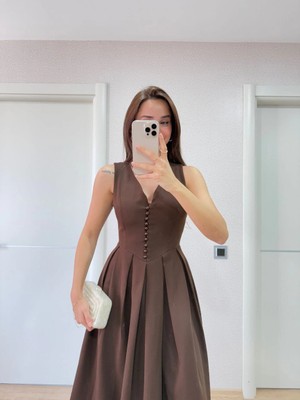 Velmora Fashion V Yaka Krep Arka Ön Pens Detaylı Uzun Kolsuz Elbise- Kahverengi -