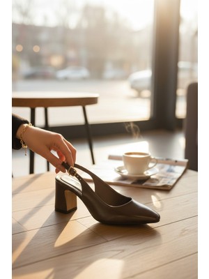 Enoch Kadın Sivri Burun Orta Yüksek Kalın Topuklu Arkası Açık Ayakkabı