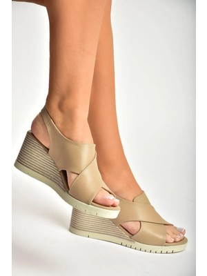 Fox Shoes Y555340503 Bej Hakiki Deri Dolgu Tabanlı Kadın Sandalet