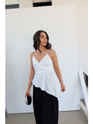 Özge Özgenç Asimetrik Kesim Saten Bluz