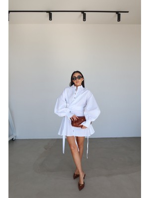 Özge Özgenç Belden Bağlamalı Tasarım Mini Elbise