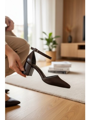 Enoch Kadın Sivri Burun Fermuar Detaylı Alçak Kalın Topuklu Bilekten Bağlı Ayakkabı