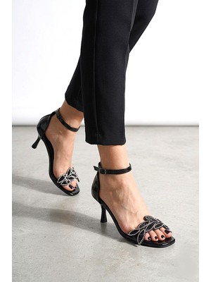 Gökhan Talay Eloria Esnek Yumuşak Kaymaz Taban (4 Cm) Siyah Rugan Taşlı Yaprak Detaylı Kadın Topuklu Ayakkabı