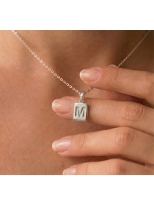 Ashak Accessories Kadın 925 Ayar Gümüş Zincirli Minimalist M Harf Isim Yazı Dikdörtgen Kolye