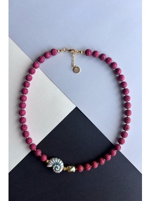 Merse Atelier Kırmızı Lav Taşlı Altın Kaplama Boncuklu Seramik Salyangoz Kabuğu Detaylı Kolye