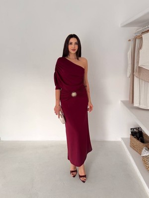 Kiki Tek Omuz Broş Detaylı Drapeli Elbise