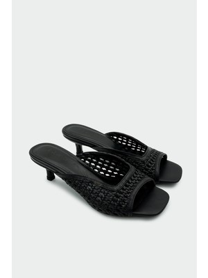 Laminta Monic Örgü Detaylı Siyah Kadın Tek Bant Terlik