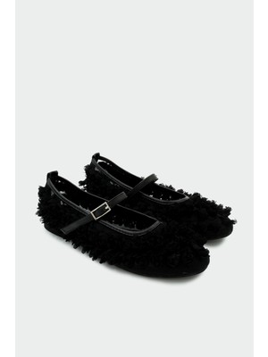 Laminta Jiso Çiçek Desenli Tokalı Siyah Kadın Babet