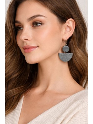 EPAksesuar Modern Gri Desenli Geometrik Sallantılı Küpe – Hafif Polimer Kil El Yapımı Küpe