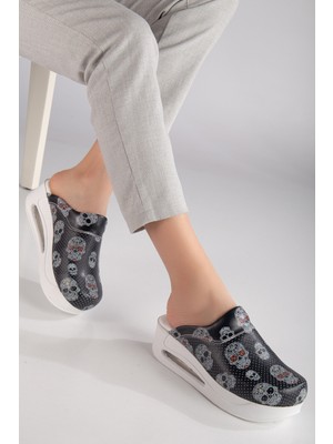 SABOTERLİK Ortopedik Doktor ve Hemşire Terliği Kuru Kafa Desenli – Kaymaz Tabanlı Konforlu Sağlık Personeli Terliği