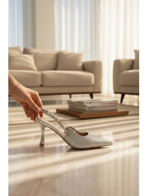 Enoch Kadın Ikonik Aslan Madalyon Detaylı Dokulu Zarif Ince Topuklu Ayakkabı