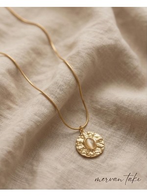 Mervan Takı Bej Kedi Gözü Taşlı Gold Renk Çelik Madalyon Kolye