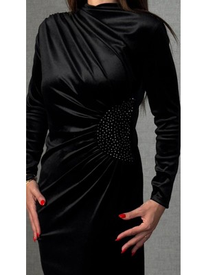 Modi Green Modig Kadı Uzun Kollu Omuzdan Büzgülü Yandan Taş Detaylı Uzun Kadife Elbise