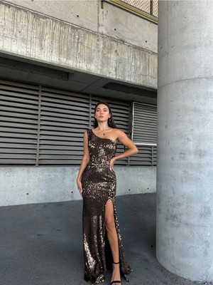 Woolnclyde Kadın Siyah Kadife Kumaş Tek Omuz Yırtmaçlı Sırt Detay Astarlı Pullu Maxi Abiye Elbise