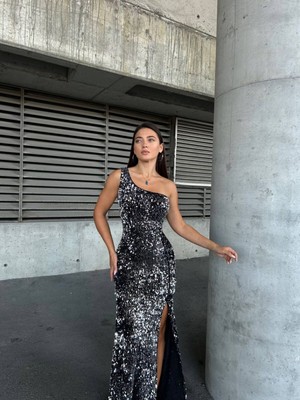 Woolnclyde Kadın Siyah Kadife Kumaş Tek Omuz Yırtmaçlı Sırt Detay Astarlı Pullu Maxi Abiye Elbise