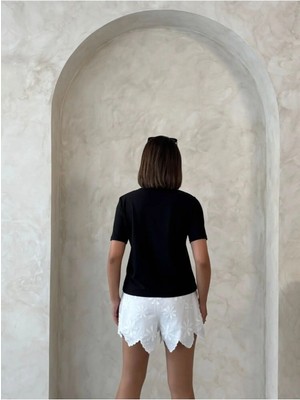 369 Etnik Butik Siyah Cep Detaylı Tişört & Beyaz Nakışlı Şort Ikili Takım