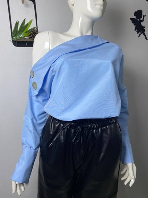 ANS Kayık Yaka Asimetrik Kesim Gömlek