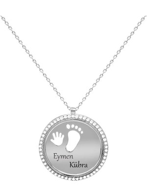 Tesbihname Zirkon Taşlı Bebek El ve Ayak Detaylı Gümüş Renk Isme Özel Harf Yazılı 925 Ayar Gümüş Kadın Kolye