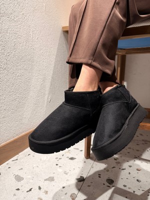 Tolia Ultra Mini Bot Süet Dış Materyal, Kısa Topuklu ve Konforlu Tasarımıyla Şık Görünüm Sunar