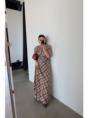 Özge Özgenç Asimetrik Kesim Ekoseli Bluz Etek Takım