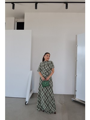 Özge Özgenç Asimetrik Kesim Ekoseli Bluz Etek Takım