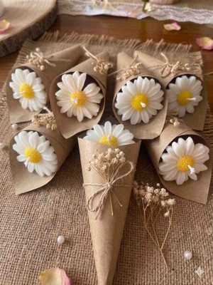 Queens Atölye ​papatya Temalı Hediyelik Mum (25 Adet) - Kraft Külah Aranjmanlı (Nikah, Nişan, Söz, Kına, Sünnet, Mevlüt, Bebek Hediyesi)