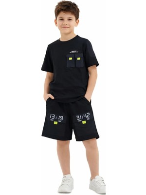 İrem Çocuk Giyim Erkek Çocuk Tişörtü Cepli Şortu Torba Cepli Saat Yazı Desenli Siyah Renk Oversize Kalıp Şortlu Takım