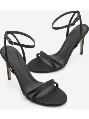 Marjin Kadın Oval Burun Bilekten Bağlamalı Bantlı Ince Klasik Topuklu Sandalet Moneza Siyah Saten