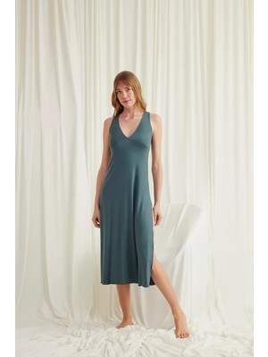 Moda Şahsenem Yakası ve Sırtı Dekolteli Dantelli Yırtmaçlı Gecelik