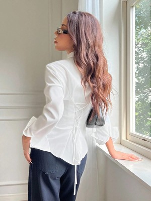 Tarz Cool Kadın Arkası Bağcıklı Gömlek Slim Fit Günlük ve Ofis Kombin Modern Tasarım
