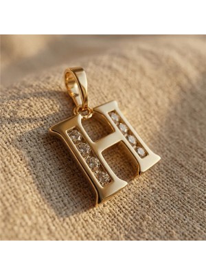 Zeino H Harfi Çift Şerit Zirkon Taşlı Kolye Ucu - 14K Altın Rengi Kaplama, 1,9 cm