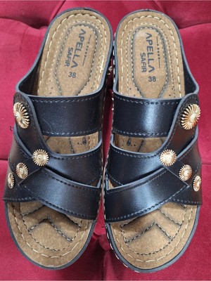 maxxi Kadın Siyah Anatomik Tabanlı Günlük Terlik - Altın Aksesuar Detaylı Ortopedik Terlik