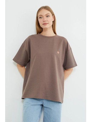 FullaModa Kalp Aksesuarlı Bisiklet Yaka Salaş Tişört