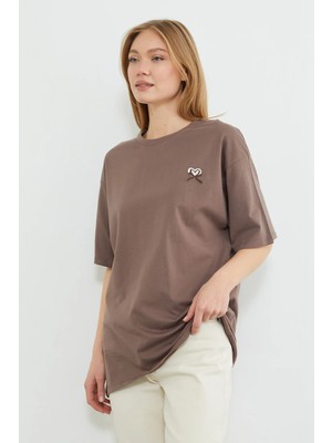 FullaModa Kalp Nakışlı Bisiklet Yaka Salaş Tişört