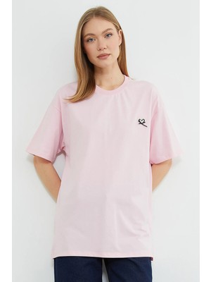 FullaModa Kalp Nakışlı Bisiklet Yaka Salaş Tişört