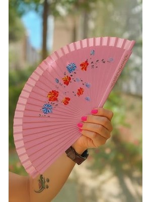 Pembe Zeminli Katlanabilir El Yelpazesi Mavi Kırmızı Çiçek Desenli Ahşap Saplı Dekoratif El Yelpazesi 40X22 cm Geleneksel Tasarım